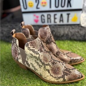 ZBY Snake Print Ankle Boots Women Sz 9 Western Chunky Heel Pointed Toe Booties